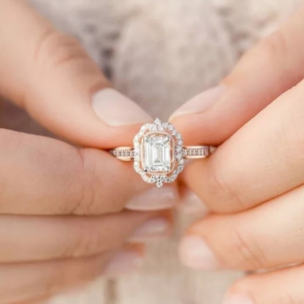 ¥ 18K STRAWBERRY GOLD DIAMOND HALO RING - Picture 2 of 4